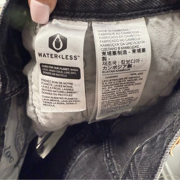 LEVI’S 501® ORIGINAL FIT HIGH RISE WOMEN'S SHORTS SIZE 26 - Picture 12 of 15